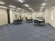 自慢の研修室です。<br />
介護ベッド7台管理。座学で50名以上収容可能！！