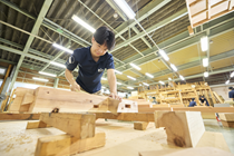 県内最大級の大型実習場を完備！<br />
模擬家屋を建てられる程広い環境で日常的に本格的な実習が可能