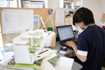個別の作業スペースで作業に集中。