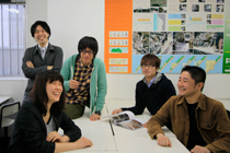 学生の年齢は２０代から５０代まで幅広いのが特徴。それぞれの経験や考えを共有できます。