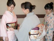 お手持ちの着物等で稽古ができ、レンタルも出来ます（300円～1000円）。