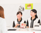 一般のお客様との接客実習。あいさつや言葉遣いなど接客応対の基礎を学びます。
