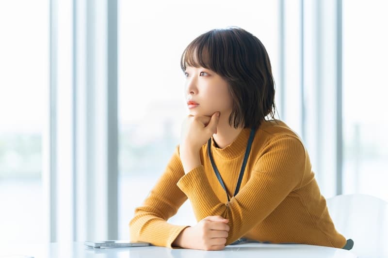 考える女性