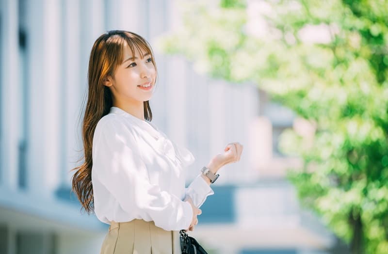 木漏れ日の下にいる女性