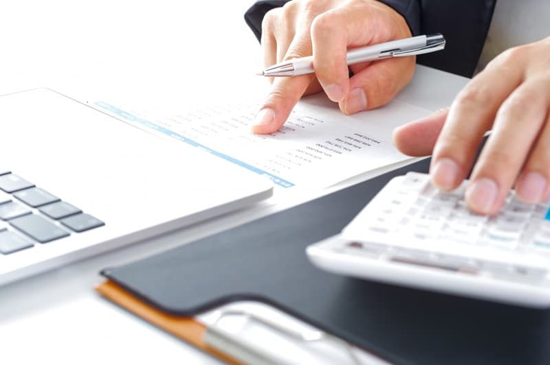 会計作業をやる人の手