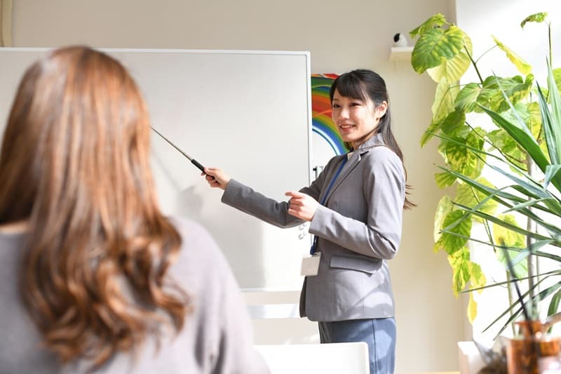 講義をする女性