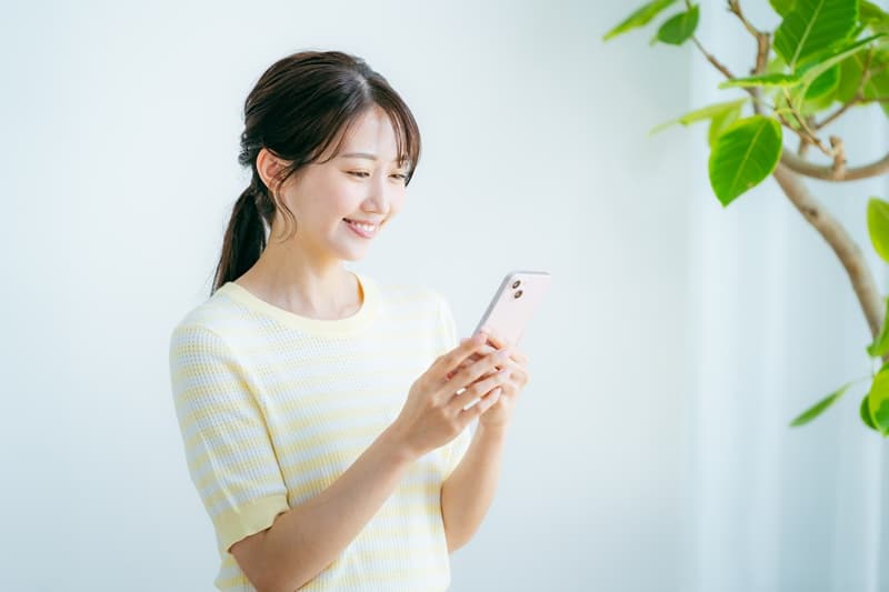 スマホを見てほほ笑む女性