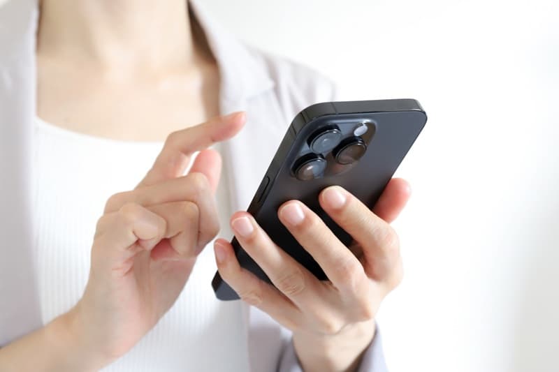 スマホを見る女性の手元