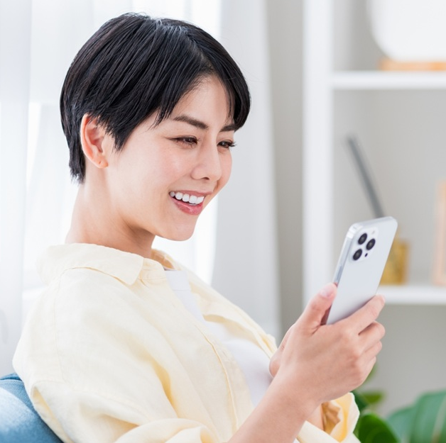 スマホを見る女性