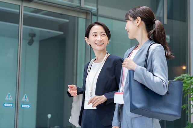 談笑するビジネスパーソン2名