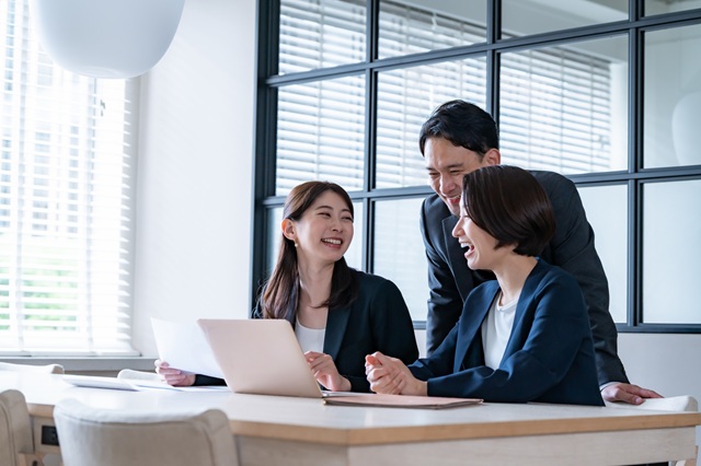 会議するビジネスパーソン3名