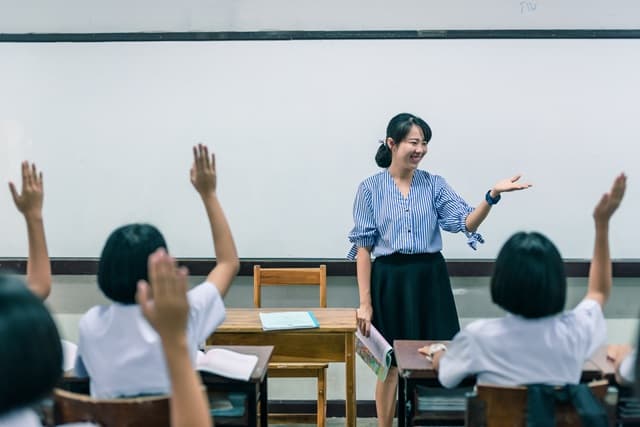 教室で指導する女性教師