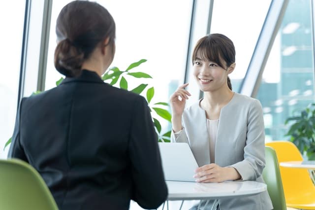 何かを説明する女性