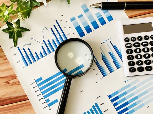 資料と虫メガネと電卓