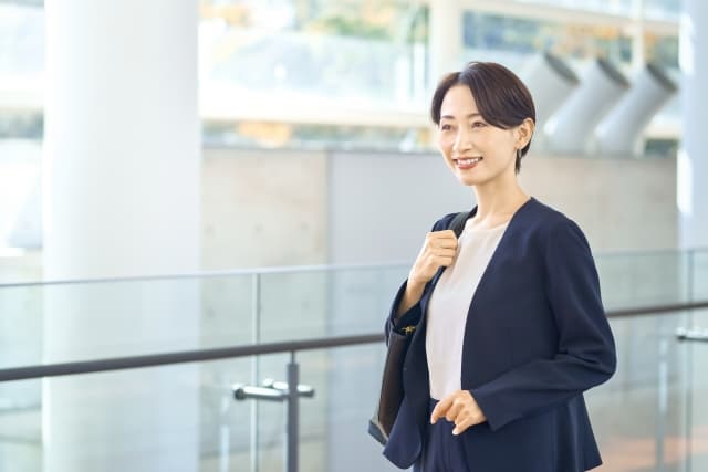 スーツの女性