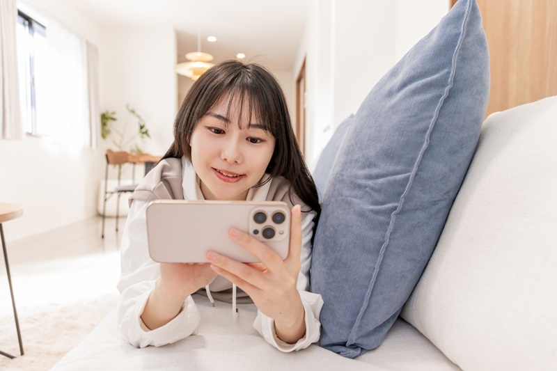 スマホを見る女性