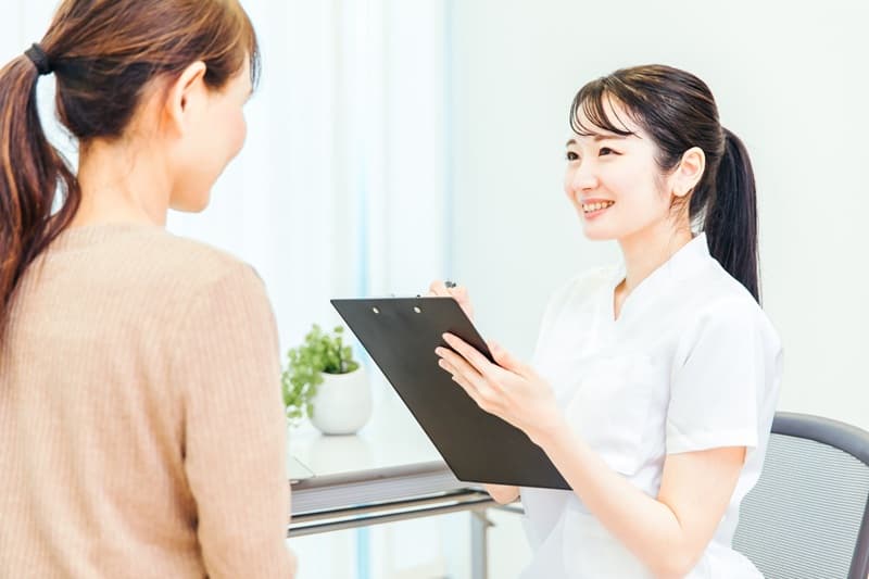 カウンセリングする女性