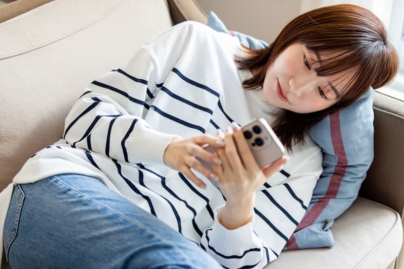 スマホを見る女性