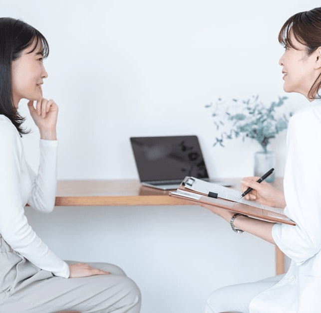 カウンセリングを受ける女性と医師