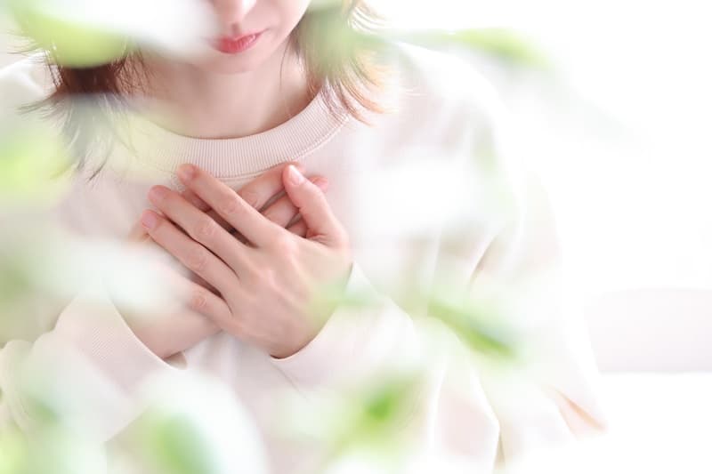 悩んでいる女性