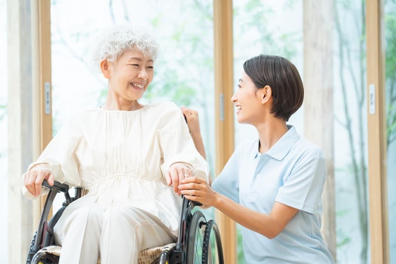 高齢者と介護の女性