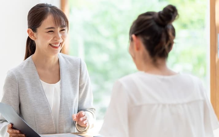 キャリア支援をするスーツ姿の女性