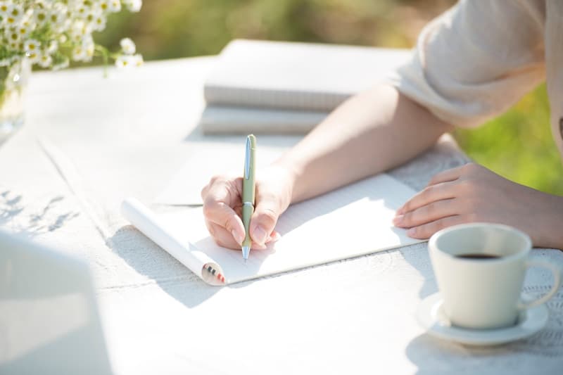 ノートを書く手元