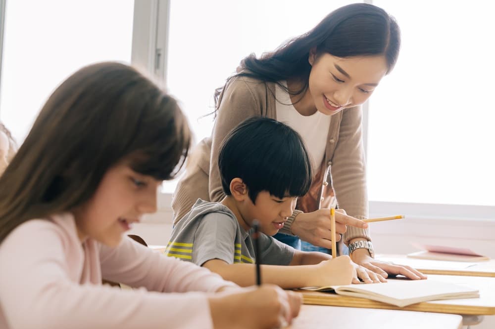 子供に勉強を教える女性