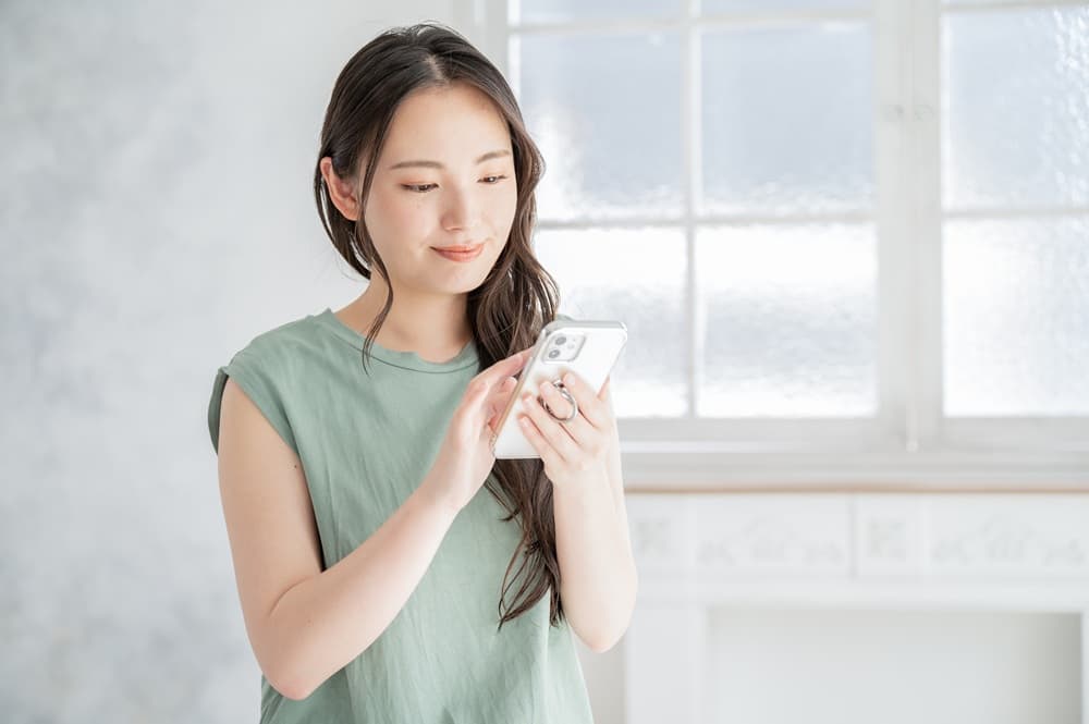 スマホを見る女性