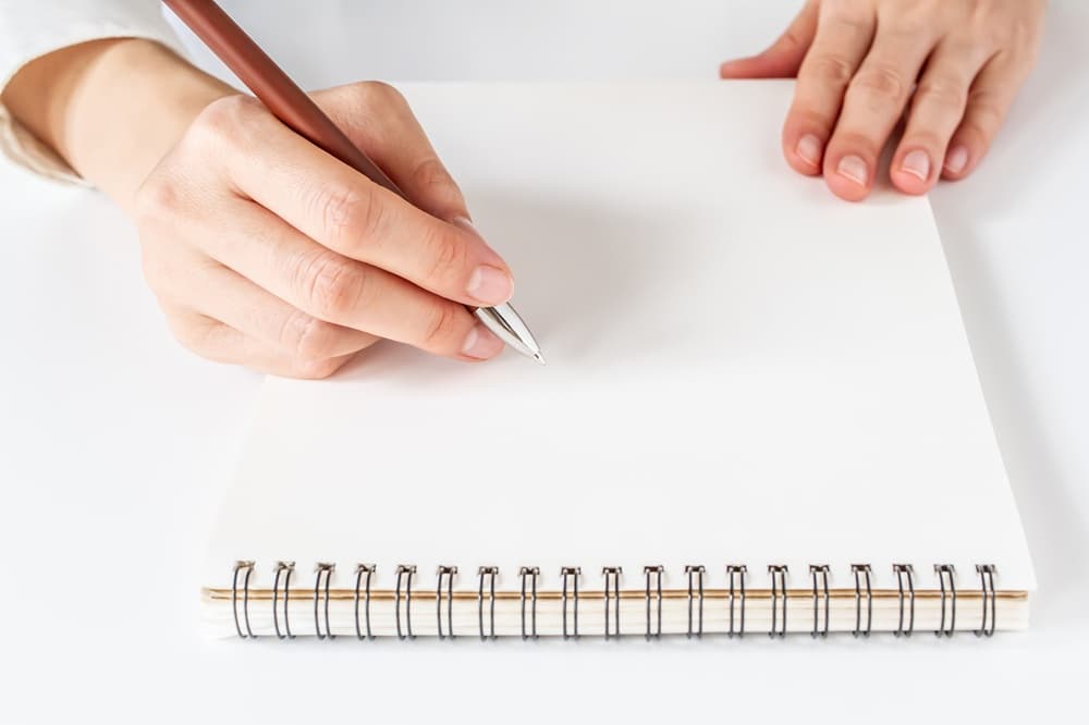 メモを取る手元