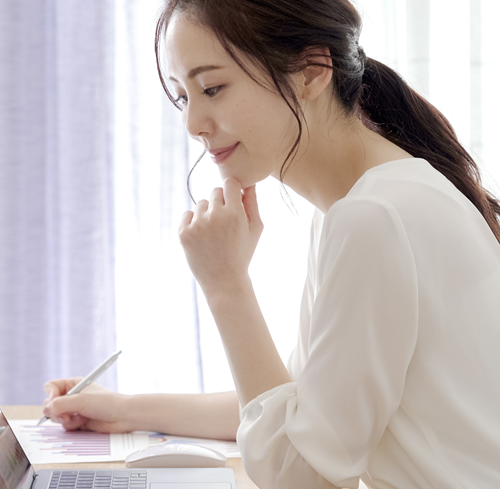 PCを見る女性