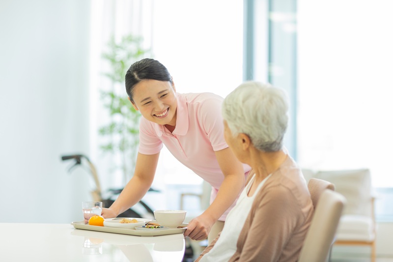 介護の女性と高齢者
