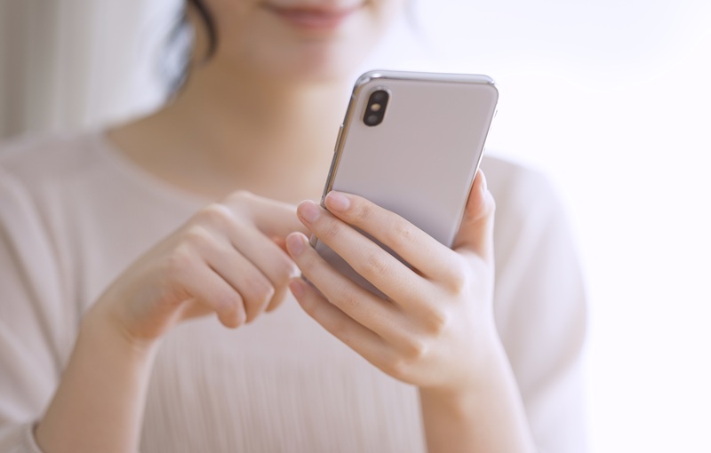 スマホを見る女性