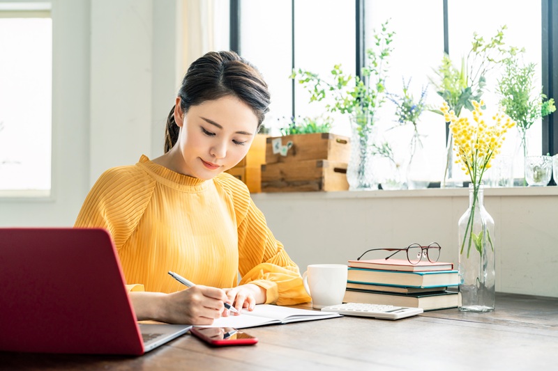 勉強する女性