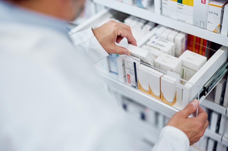 薬を取り出す登録販売者の手