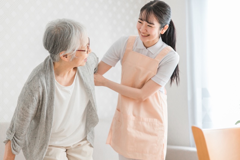 介護士の女性と高齢者