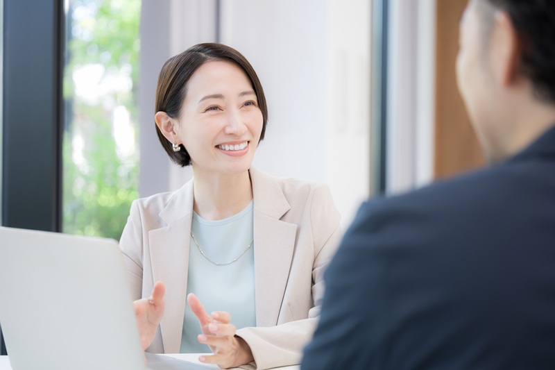 面談する女性