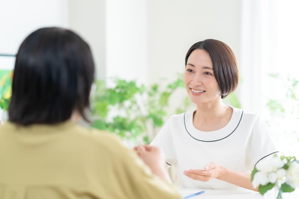 病院受付の女性