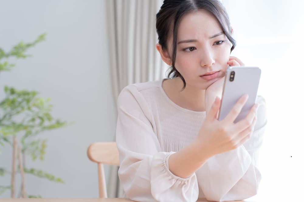 スマホを見る女性