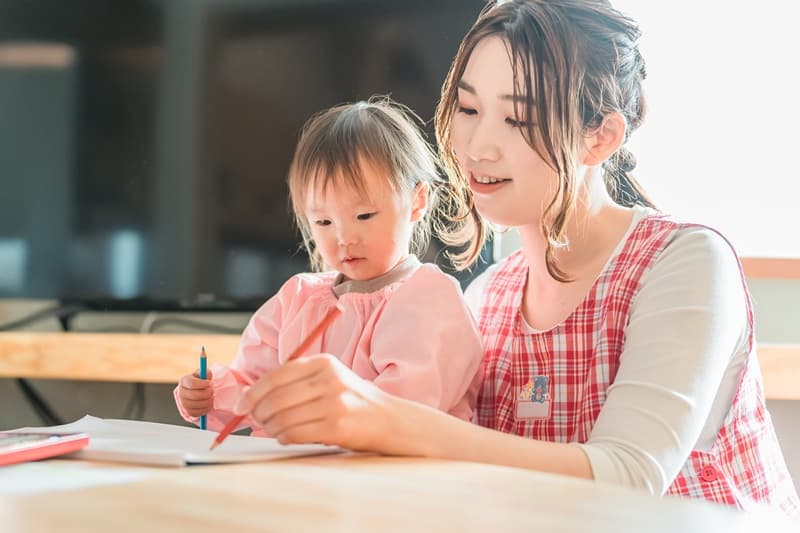 保育士の女性と子供
