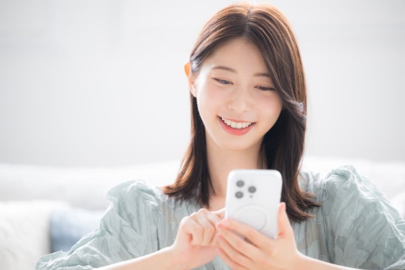 スマホを見る女性