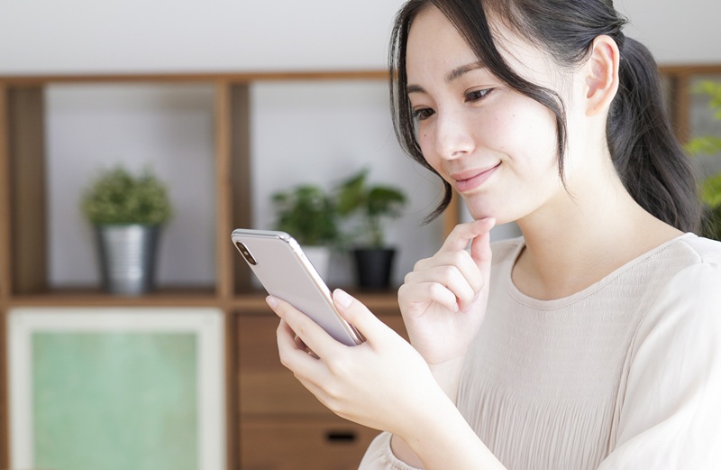 スマホを見る女性