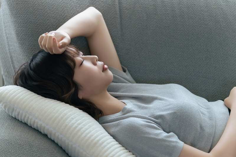 寝る女性