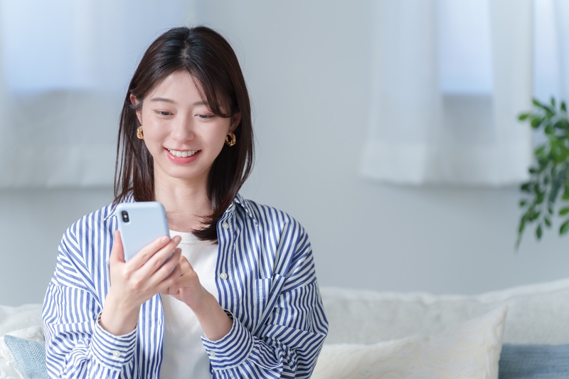 スマホを見る女性