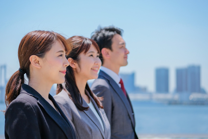 遠くを見つめる人々