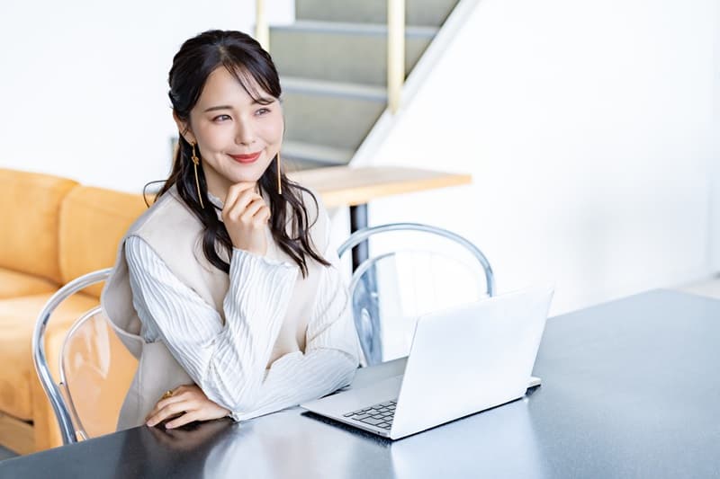考える女性