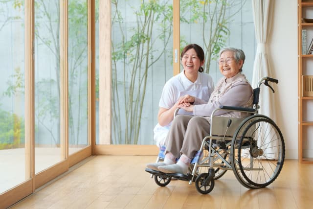 介護士と高齢者